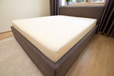 Сатиновая простынь на резинке 140x200+30 крем